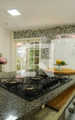 Casa à venda com 648m², 4 quartos e 4 vagas Casa à venda com 648m², 4 quartos e 4 vagasCozinha