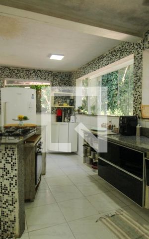 Casa à venda com 648m², 4 quartos e 4 vagas Casa à venda com 648m², 4 quartos e 4 vagasCozinha