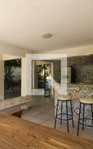 Casa à venda com 648m², 4 quartos e 4 vagas Casa à venda com 648m², 4 quartos e 4 vagasÁrea externa - Churrasqueira