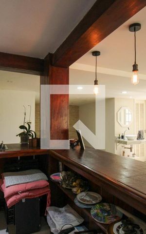 Casa à venda com 648m², 4 quartos e 4 vagas Casa à venda com 648m², 4 quartos e 4 vagasSala