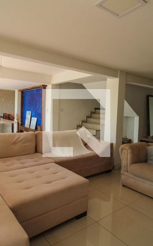 Casa à venda com 648m², 4 quartos e 4 vagas Casa à venda com 648m², 4 quartos e 4 vagasSala