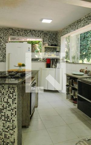 Casa à venda com 648m², 4 quartos e 4 vagas Casa à venda com 648m², 4 quartos e 4 vagasCozinha