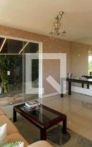 Casa à venda com 648m², 4 quartos e 4 vagas Casa à venda com 648m², 4 quartos e 4 vagasSala