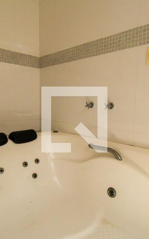 Casa à venda com 648m², 4 quartos e 4 vagas Casa à venda com 648m², 4 quartos e 4 vagasBanheiro da Suíte 1