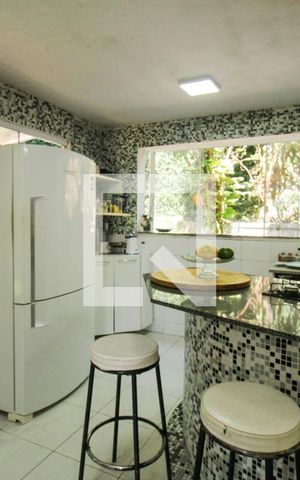 Casa à venda com 648m², 4 quartos e 4 vagas Casa à venda com 648m², 4 quartos e 4 vagasCozinha