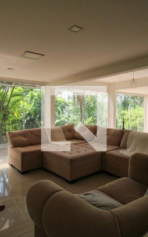 Casa à venda com 648m², 4 quartos e 4 vagas Casa à venda com 648m², 4 quartos e 4 vagasSala