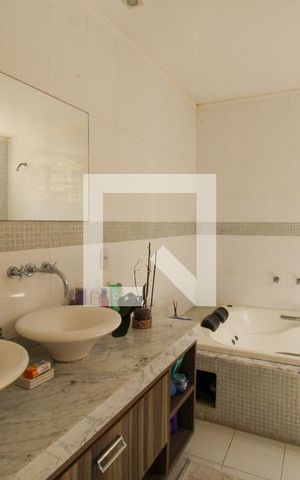 Casa à venda com 648m², 4 quartos e 4 vagas Casa à venda com 648m², 4 quartos e 4 vagasBanheiro da Suíte 1