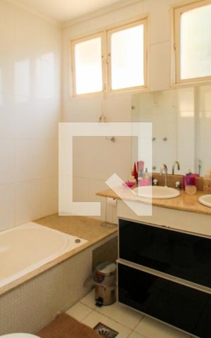 Casa à venda com 648m², 4 quartos e 4 vagas Casa à venda com 648m², 4 quartos e 4 vagasBanheiro da Suíte 2