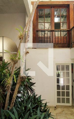 Casa à venda com 648m², 4 quartos e 4 vagas Casa à venda com 648m², 4 quartos e 4 vagasÁrea externa