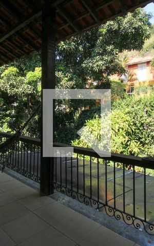 Casa à venda com 648m², 4 quartos e 4 vagas Casa à venda com 648m², 4 quartos e 4 vagasVaranda