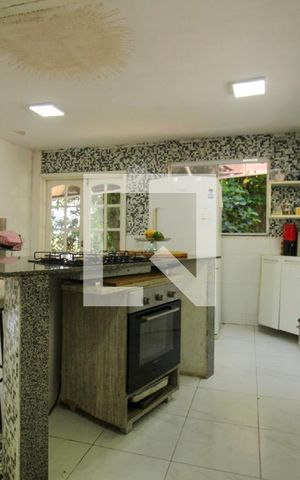 Casa à venda com 648m², 4 quartos e 4 vagas Casa à venda com 648m², 4 quartos e 4 vagasCozinha