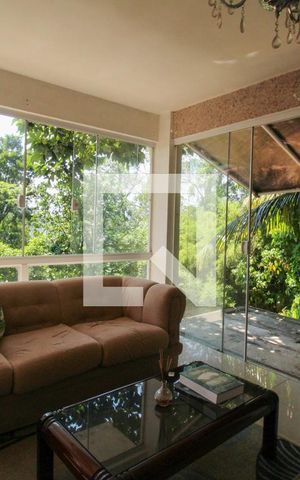 Casa à venda com 648m², 4 quartos e 4 vagas Casa à venda com 648m², 4 quartos e 4 vagasSala