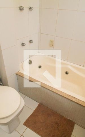 Casa à venda com 648m², 4 quartos e 4 vagas Casa à venda com 648m², 4 quartos e 4 vagasBanheiro da Suíte 2