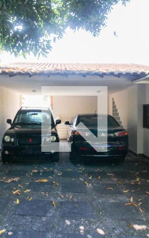 Casa à venda com 648m², 4 quartos e 4 vagas Casa à venda com 648m², 4 quartos e 4 vagasGaragem