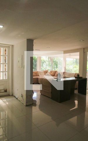 Casa à venda com 648m², 4 quartos e 4 vagas Casa à venda com 648m², 4 quartos e 4 vagasSala
