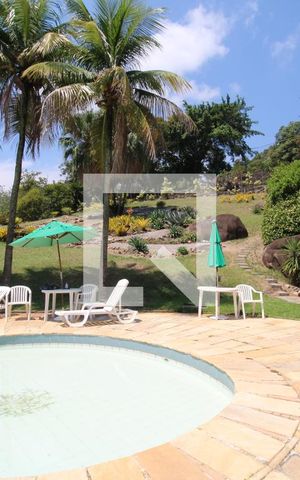 Casa à venda com 648m², 4 quartos e 4 vagas Casa à venda com 648m², 4 quartos e 4 vagasÁrea comum - Piscina