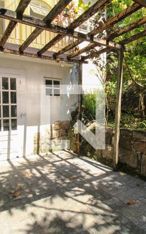 Casa à venda com 648m², 4 quartos e 4 vagas Casa à venda com 648m², 4 quartos e 4 vagasÁrea externa