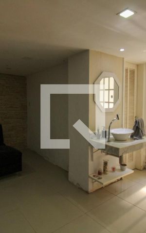 Casa à venda com 648m², 4 quartos e 4 vagas Casa à venda com 648m², 4 quartos e 4 vagasSala