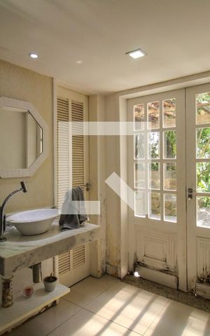 Casa à venda com 648m², 4 quartos e 4 vagas Casa à venda com 648m², 4 quartos e 4 vagasSala