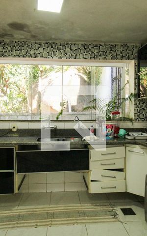 Casa à venda com 648m², 4 quartos e 4 vagas Casa à venda com 648m², 4 quartos e 4 vagasCozinha