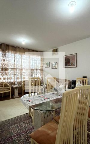 Casa à venda com 270m², 4 quartos e 4 vagas Casa à venda com 270m², 4 quartos e 4 vagasSala