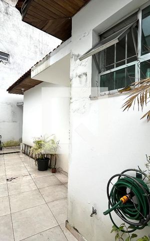 Casa à venda com 270m², 4 quartos e 4 vagas Casa à venda com 270m², 4 quartos e 4 vagasÁrea externa