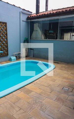 Casa de condomínio à venda com 240m², 4 quartos e 2 vagas Casa de condomínio à venda com 240m², 4 quartos e 2 vagasPiscina