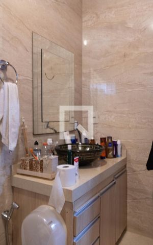 Casa para alugar com 300m², 4 quartos e 2 vagas Casa para alugar com 300m², 4 quartos e 2 vagasBanheiro da Suíte 1