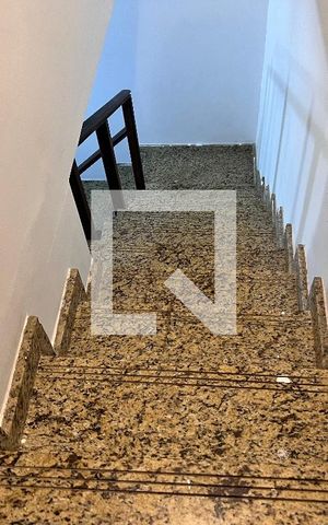 Casa à venda com 235m², 2 quartos e 1 vaga Casa à venda com 235m², 2 quartos e 1 vagaEscada segundo andar