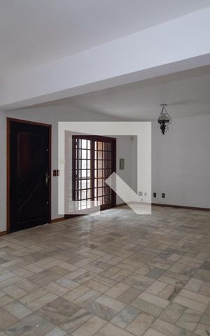 Casa à venda com 400m², 5 quartos e 4 vagas Casa à venda com 400m², 5 quartos e 4 vagasSala