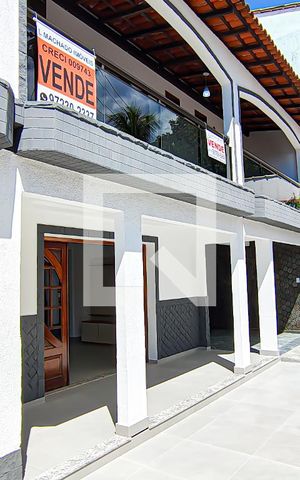 Casa à venda com 300m², 3 quartos e 4 vagas Casa à venda com 300m², 3 quartos e 4 vagasfrente da casa