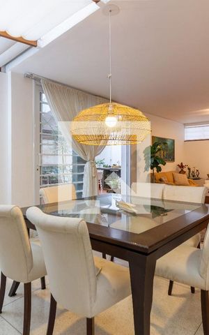Casa à venda com 390m², 4 quartos e 4 vagas Casa à venda com 390m², 4 quartos e 4 vagasSala de Jantar