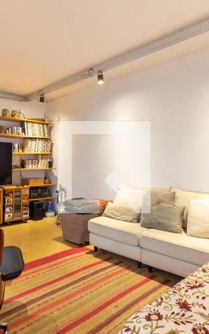 Casa à venda com 390m², 4 quartos e 4 vagas Casa à venda com 390m², 4 quartos e 4 vagasSala de TV