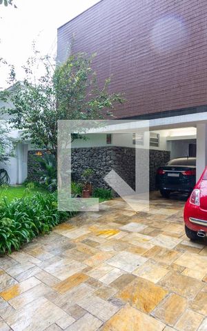 Casa à venda com 390m², 4 quartos e 4 vagas Casa à venda com 390m², 4 quartos e 4 vagasGaragem