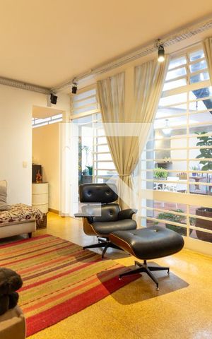 Casa à venda com 390m², 4 quartos e 4 vagas Casa à venda com 390m², 4 quartos e 4 vagasSala de TV