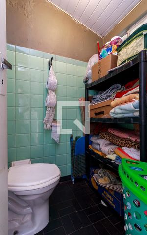 Casa à venda com 115m², 2 quartos e 2 vagas Casa à venda com 115m², 2 quartos e 2 vagasQuintal - Banheiro
