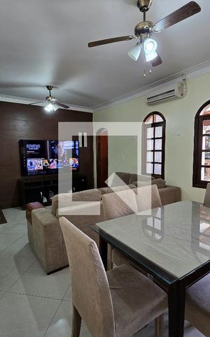 Casa à venda com 270m², 3 quartos e 6 vagas Casa à venda com 270m², 3 quartos e 6 vagasSala