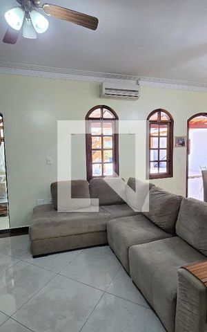 Casa à venda com 270m², 3 quartos e 6 vagas Casa à venda com 270m², 3 quartos e 6 vagasSala