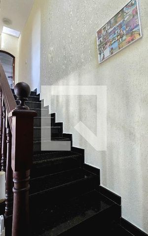 Casa à venda com 270m², 3 quartos e 6 vagas Casa à venda com 270m², 3 quartos e 6 vagasEscada