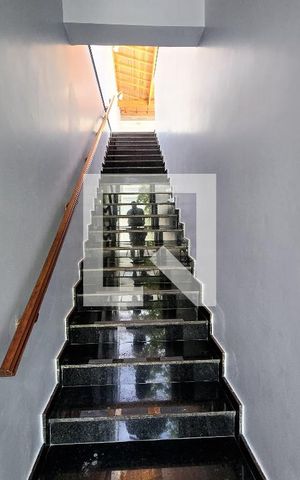 Casa à venda com 270m², 3 quartos e 6 vagas Casa à venda com 270m², 3 quartos e 6 vagasEscada