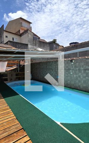 Casa à venda com 270m², 3 quartos e 6 vagas Casa à venda com 270m², 3 quartos e 6 vagasPiscina
