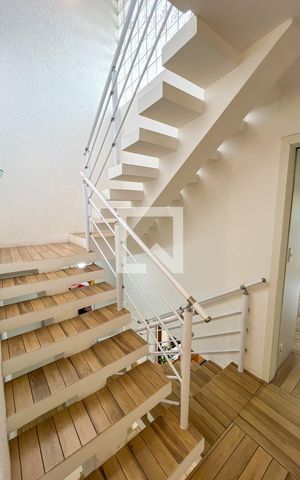 Casa à venda com 142m², 3 quartos e 4 vagas Casa à venda com 142m², 3 quartos e 4 vagasEscada