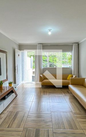 Casa à venda com 142m², 3 quartos e 4 vagas Casa à venda com 142m², 3 quartos e 4 vagasSala