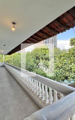 Casa de condomínio à venda com 2800m², 11 quartos e sem vaga Casa de condomínio à venda com 2800m², 11 quartos e sem vagaVaranda (Segundo andar)