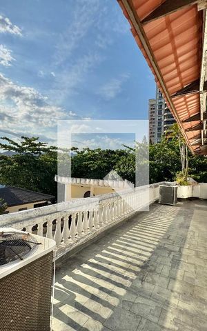 Casa de condomínio à venda com 2800m², 11 quartos e sem vaga Casa de condomínio à venda com 2800m², 11 quartos e sem vagaVaranda