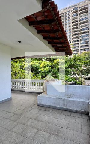 Casa de condomínio à venda com 2800m², 11 quartos e sem vaga Casa de condomínio à venda com 2800m², 11 quartos e sem vagaVaranda (Segundo andar)