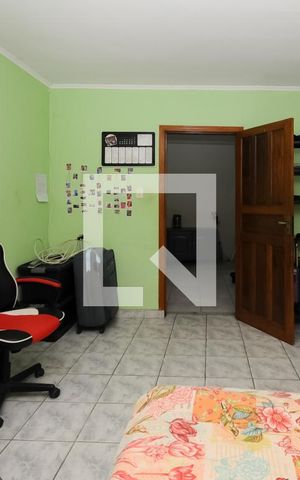 Casa à venda com 191m², 4 quartos e 3 vagas Casa à venda com 191m², 4 quartos e 3 vagasEdicula - quarto