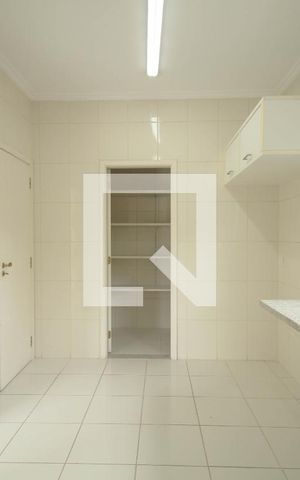 Casa de condomínio à venda com 523m², 4 quartos e 4 vagas Casa de condomínio à venda com 523m², 4 quartos e 4 vagasCozinha - Armários