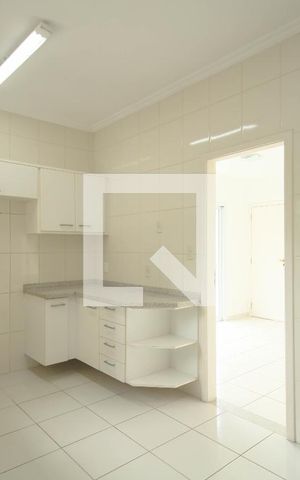 Casa de condomínio à venda com 523m², 4 quartos e 4 vagas Casa de condomínio à venda com 523m², 4 quartos e 4 vagasCozinha - Armários