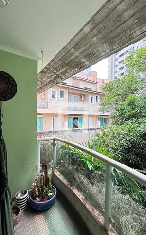 Casa à venda com 450m², 4 quartos e 3 vagas Casa à venda com 450m², 4 quartos e 3 vagasVaranda da Suíte 1